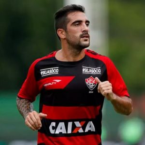 Escudero atuando pelo Vitória, clube em que é ídolo.