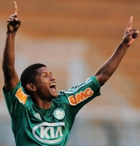Volante jogando pelo Palmeiras.