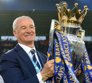Técnico Claudio Ranieri com a taça da Premier League 2015/16. Técnico Claudio Ranieri com a taça da Premier League 2015/16.