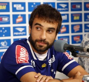 Gabriel Xavier em entrevista pelo Cruzeiro. Gabriel Xavier em entrevista pelo Cruzeiro.