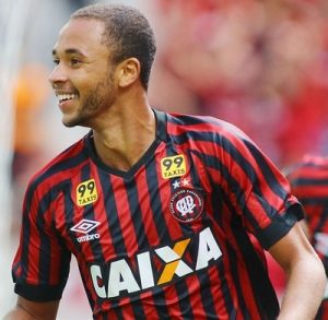 Hernani comemorando gol pelo Atlético-PR. Hernani comemorando gol pelo Atlético-PR.