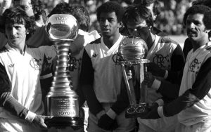 Zico, Andrade, Leandro e Júnior com a taça de campeão. Zico, Andrade, Leandro e Júnior com a taça de campeão.