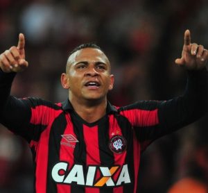 Atacante Walter comemorando um dos seus gols pelo Atlético-PR.