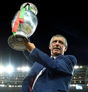 Técnico Fernando Santos com a taça da Eurocopa 2016. Técnico Fernando Santos com a taça da Eurocopa 2016.