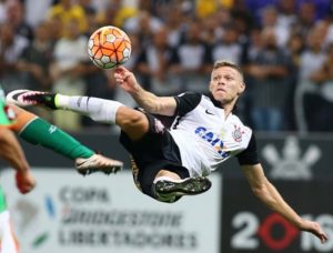 Marlone em lance do gol que o credenciou a finalista do Prêmio Puskás.