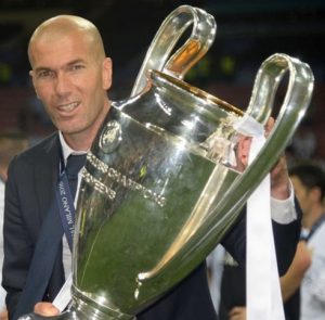 Técnico Zidane com a taça da Liga dos Campeões 2015/16. Técnico Zidane com a taça da Liga dos Campeões 2015/16.