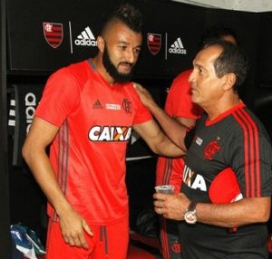 Alex Muralha e o ex-técnico do Flamengo Muricy Ramalho no início de 2016.