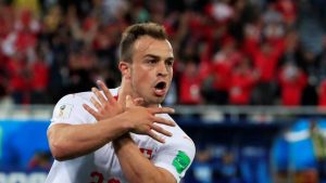 Shaqiri comemorando seu gol contra a Sérvia.