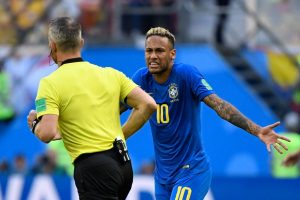 Neymar reclamando de uma falta sofrida contra a Costa Rica.