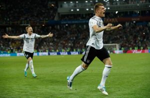 Toni Kross comemorando seu gol.