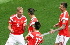 Gazinskiy (camisa 8) comemorando o primeiro gol da Rússia.