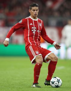 James com a camisa do Bayern de Munique, seu atual clube.