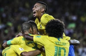 Seleção comemorando gol contra a Sérvia.