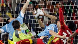 Suárez no momento em que fez sua "defesa" contra Gana.