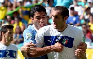 Luis Suárez no lance bizarro com Chiellini.