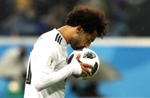 Salah antes de cobrar seu pênalti contra a Rússia.
