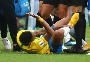 Neymar depois de ser pisado por um mexicano.