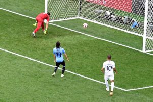 Momento do segundo gol francês.