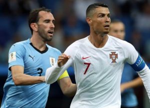 Godín e Cristiano Ronaldo durante o jogo.