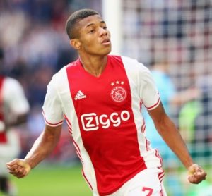 David Neres defendendo o Ajax.