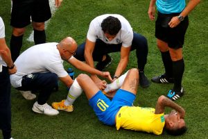 Neymar sendo atendido na partida contra o México.