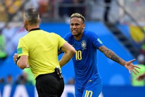 Neymar reclamando com o árbitro na partida contra a Costa Rica.