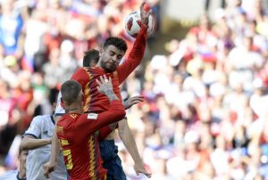 Momento do pênalti de Piqué.