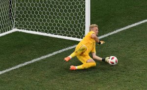 Schmeichel defendendo o pênalti de Modric.