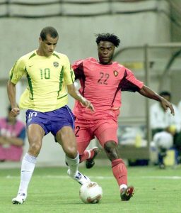Duelo entre Brasil e Bélgica na Copa de 2002.