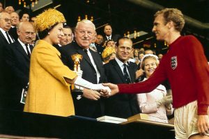 Rainha Elizabeth II entregando a taça da Copa de 1966.